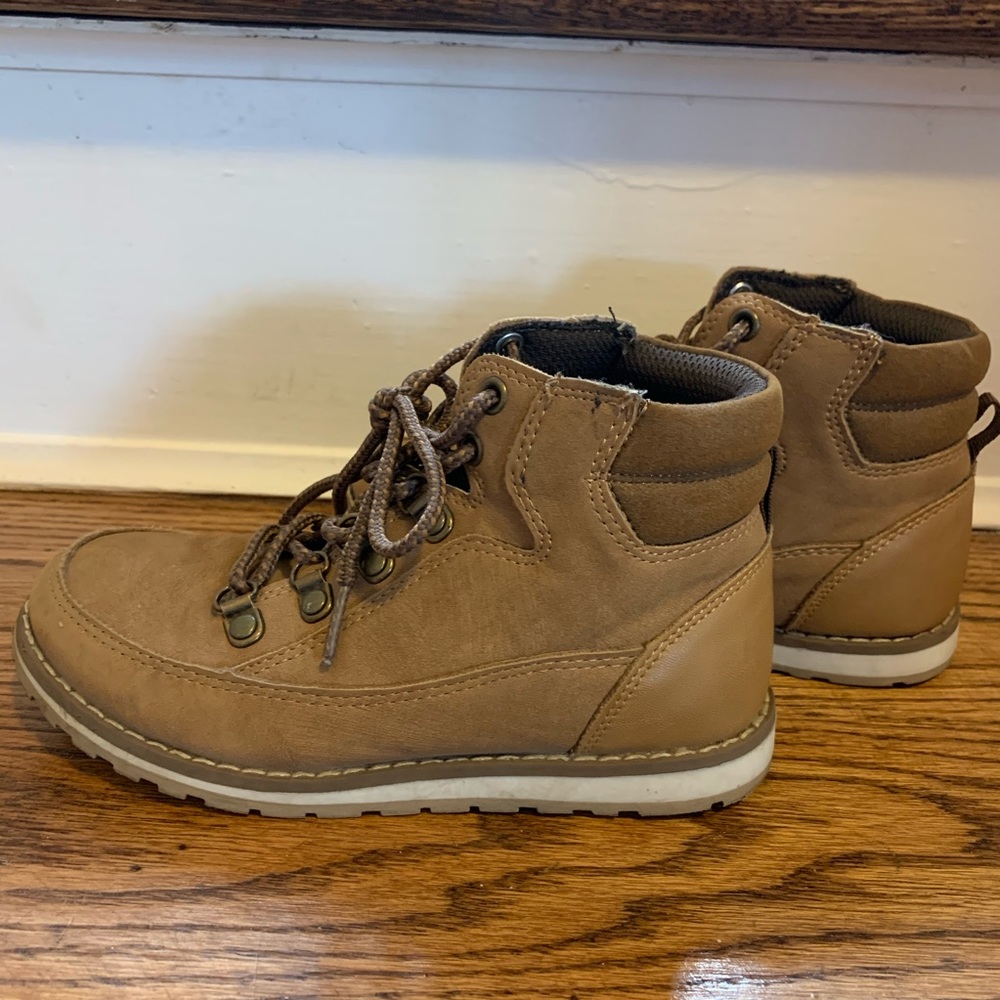 Boys lace up high top boots 🥾